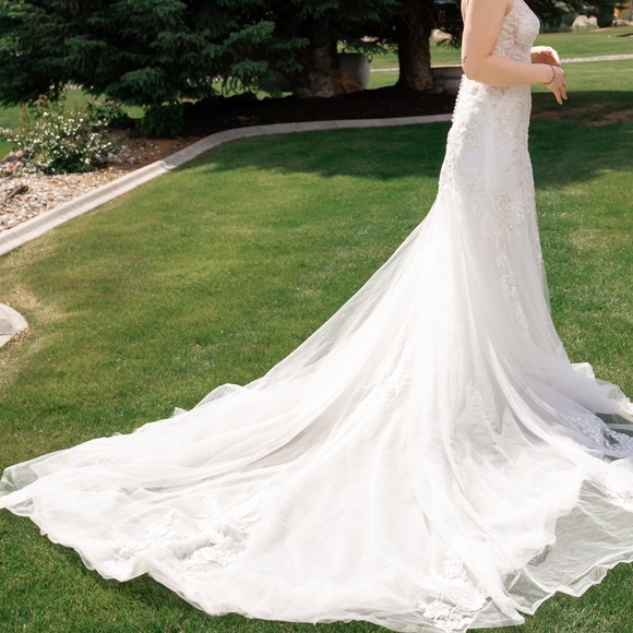 Essence of Australia bridal gown D3395